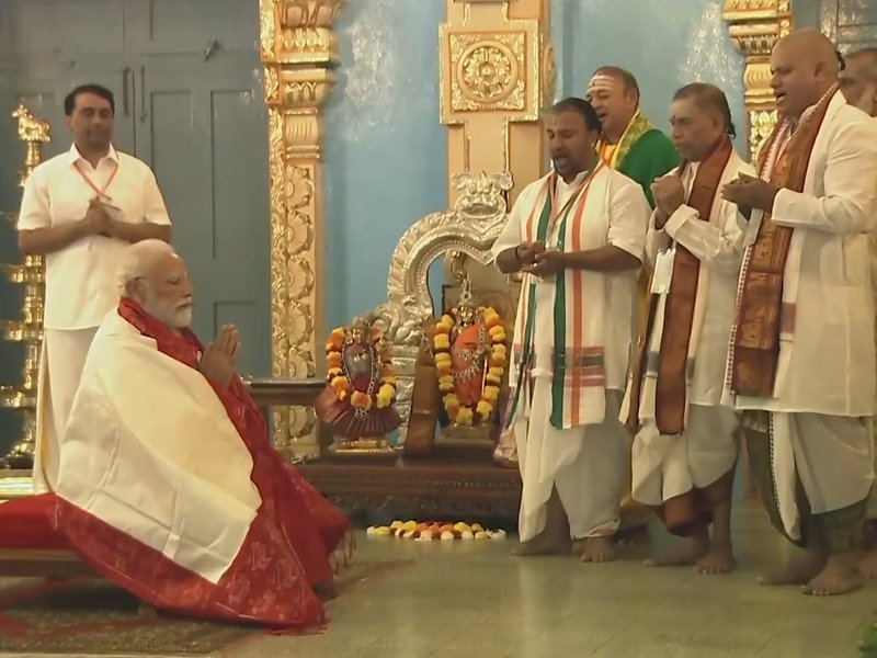 प्रधानमंत्री मोदी ने पुट्टपर्थी में श्री सत्य साईं बाबा के पवित्र श्राइन और महासमाधि पर पूजा की