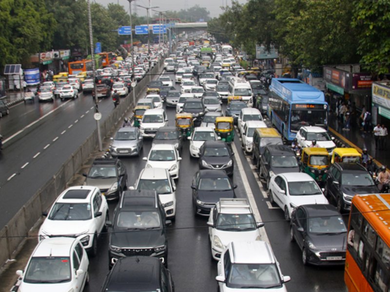 भारत के यात्री वाहन उद्योग का वॉल्यूम चालू वित्त वर्ष में 4 प्रतिशत तक बढ़ने का अनुमान