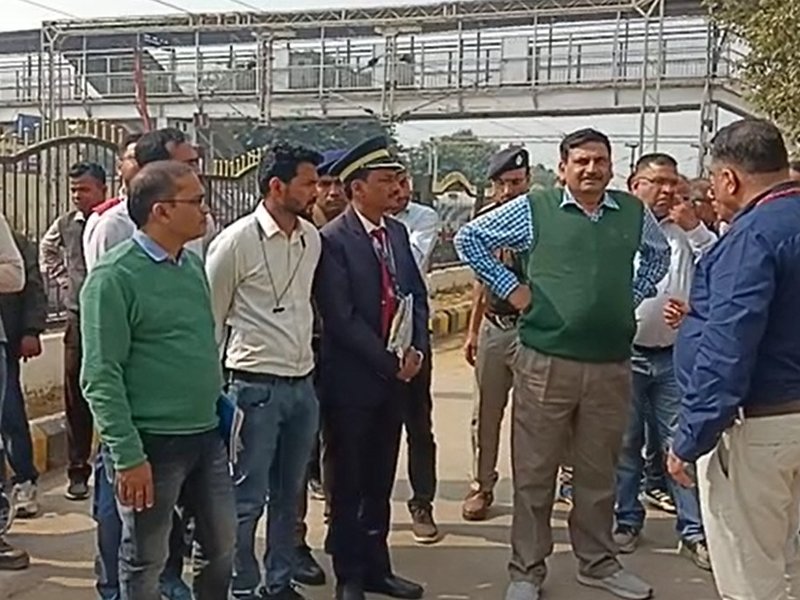 प्रयागराज रेल मंडल के जीएम ने कार्यों का किया निरीक्षण, किसानों ने सौंपा ज्ञापन