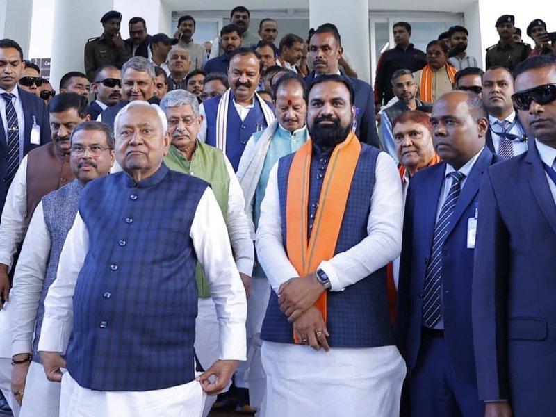 नीतीश कुमार ने सीएम पद से दिया इस्तीफा, राज्यपाल को नई सरकार बनाने का पेश किया दावा