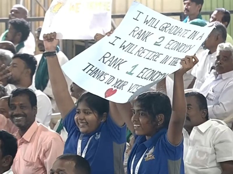 कोयंबटूर में भाषण रोककर पीएम मोदी ने बच्चियों से ली तख्तियां, तालियों से गूंजा पंडाल