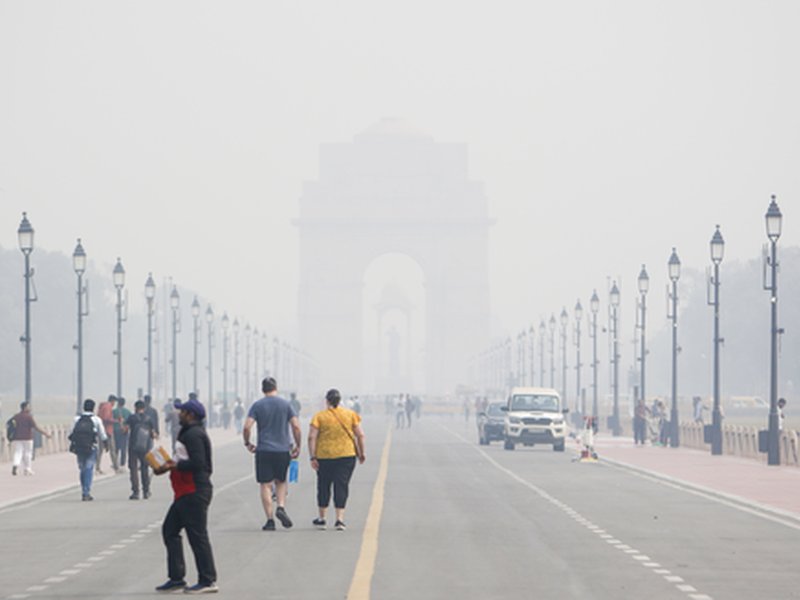 दिल्ली में धुंध की मोटी छाई, औसत वायु गुणवत्ता सूचकांक 400 के करीब पहुंचा