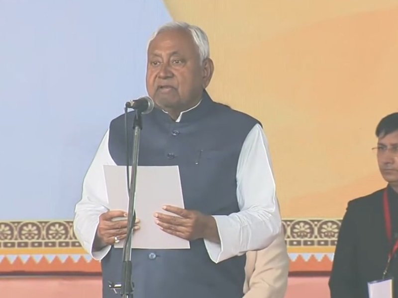 नीतीश कुमार 10वीं बार बने बिहार के मुख्यमंत्री, राज्यपाल आरिफ मोहम्मद खान ने दिलाई शपथ