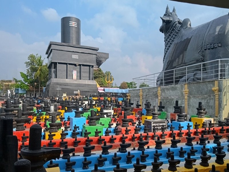 कोटिलिंगेश्वर मंदिर: मंदिर में मौजूद हैं लगभग 1 करोड़ शिवलिंग, मनोकामना पूरी होने पर भक्त करते हैं श्रद्धानुसार स्थापना