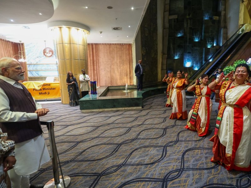 जोहान्सबर्ग में पीएम मोदी से मिलकर भारतीय समुदाय के लोग बोले, हम इतिहास रच रहे हैं 