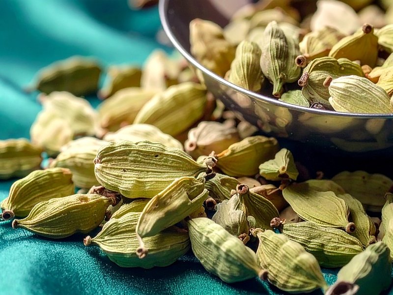 सिर्फ खाने का स्वाद बढ़ाने के लिए नहीं, बल्कि सेहत के लिए भी फायदेमंद है इलायची