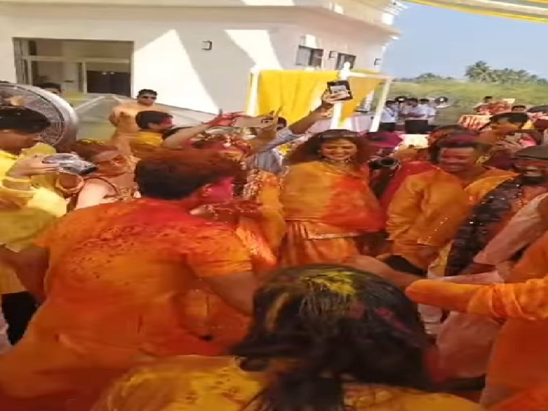 अपनी हल्दी सेरेमनी में जमकर थिरके स्मृति मंधाना और पलाश मुच्छल, 'झूमे जो पठान' पर जमाया रंग