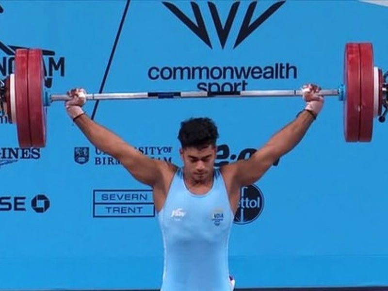 अंचिता शेउली : बचपन में पिता को खोया, घर चलाने के लिए मां के साथ मिलकर किया काम, चुनौतियों से लड़कर वेटलिफ्टर बने