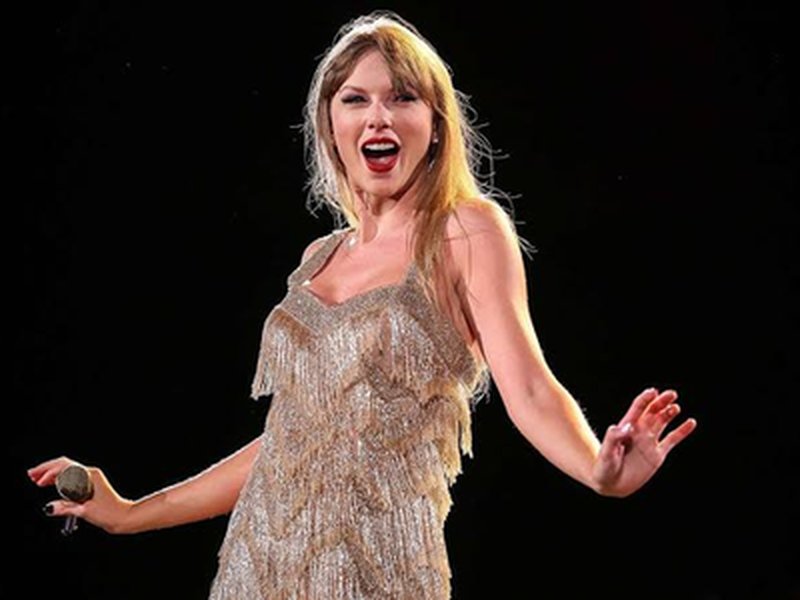 Taylor Swift films festive music video in UK
