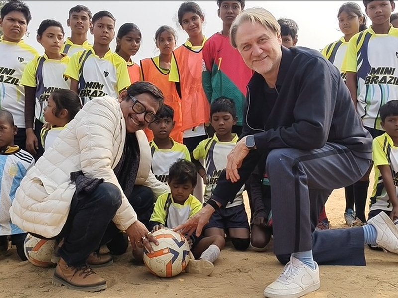 'मिनी ब्राजील' के नाम से मशहूर 'विचारपुर गांव' पहुंचे जर्मन कोच डाइटमार, फुटबॉल के प्रति जुनून से प्रभावित