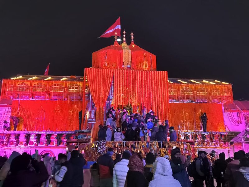 फूलों और रोशनी से जगमग बद्रीनाथ धाम, मंगलवार को बंद होंगे मंदिर के कपाट