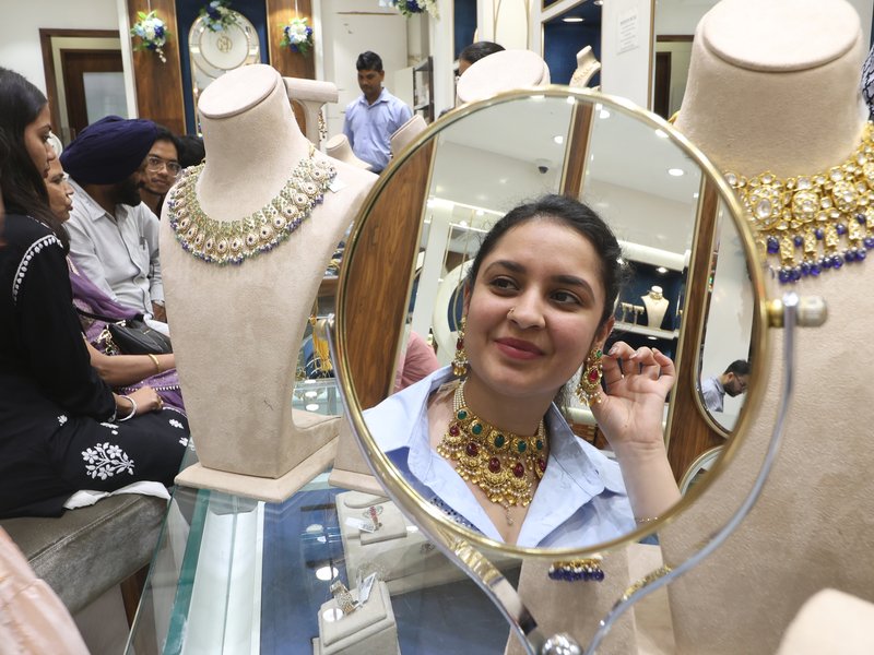 फेस्टिव डिमांड के चलते सोना-चांदी की कीमतों में 1 प्रतिशत का जबरदस्त उछाल 