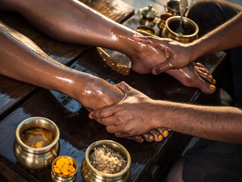 मन, इंद्री और आत्मा को संतुलित करता है पादाभ्यंग, जानें किस तेल से मिलेंगे कितने लाभ