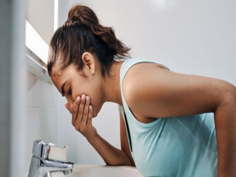 हर बार 'उल्टी' होना खराब नहीं, रोकने के लिए घर पर कर सकते हैं ये उपाय 