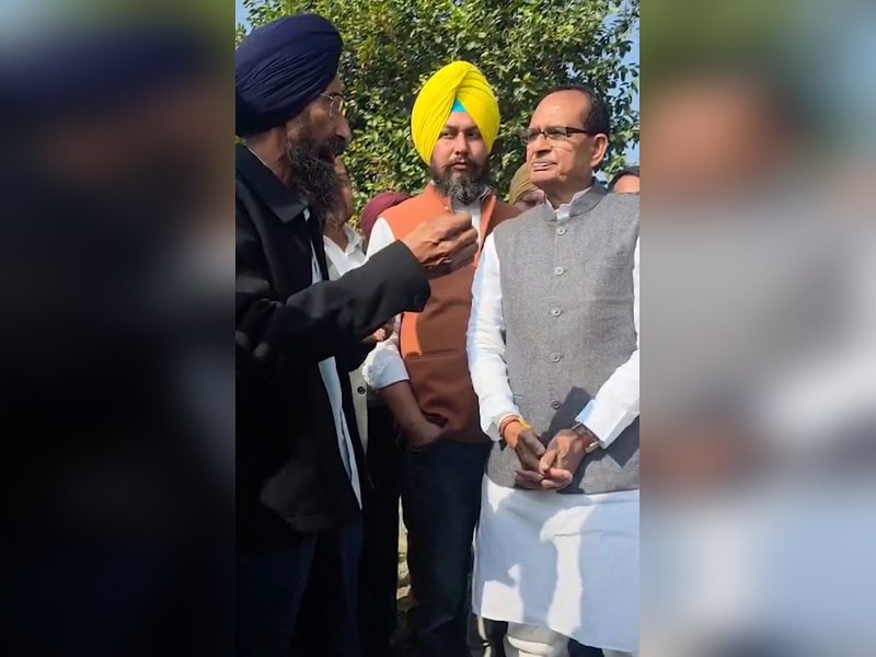 केंद्रीय मंत्री शिवराज सिंह चौहान ने किया पंजाब के रणसिंह कलां गांव का दौरा, पराली प्रबंधन की बारीकियों को समझा