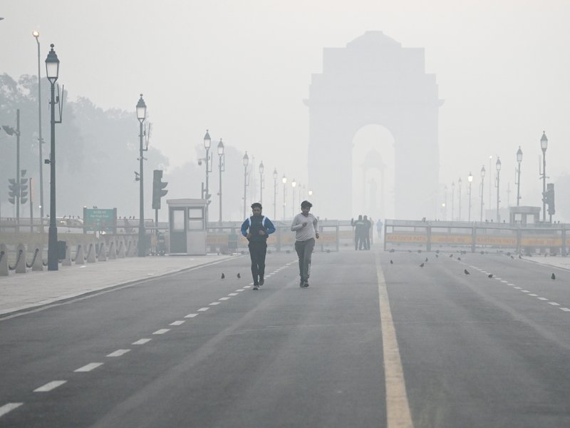 Delhi wrapped in smog as AQI hits 333; IMD issues cold wave alert for today