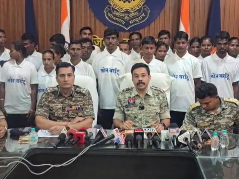 छत्तीसगढ़ : 65 लाख के 27 इनामी सहित 37 नक्सलियों ने किया आत्मसमर्पण