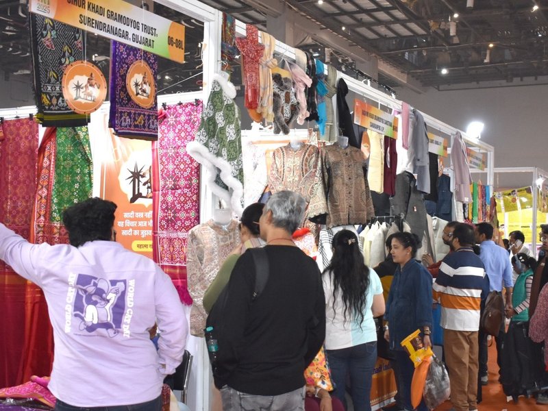 खादी महोत्सव में 3.20 करोड़ की रिकॉर्ड बिक्री, पिछले वर्ष से 42% की वृद्धि