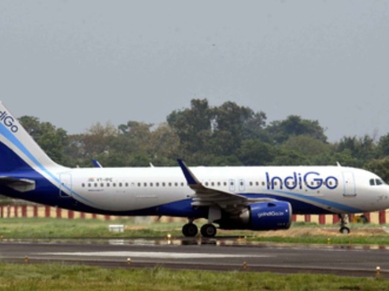 इंडिगो की सैकड़ों फ्लाइट्स लेट और कई रद्द, कंपनी ने मांगी माफी