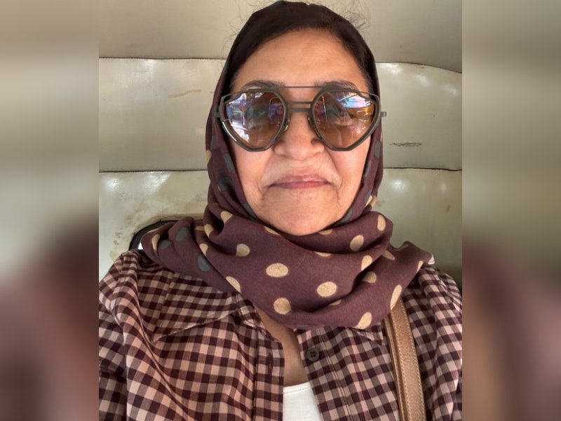 कार छोड़ ऑटो में सवार हुईं दीप्ति नवल, बताया कहां जा रहीं 