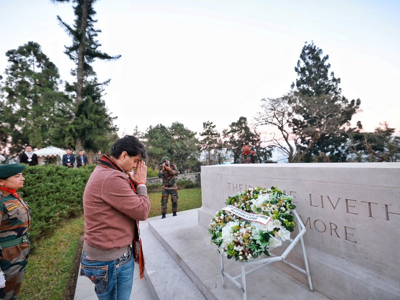 केंद्रीय मंत्री सिंधिया ने कोहिमा युद्ध समाधि स्थल का दौरा किया, सैनिकों को श्रद्धांजलि अर्पित की