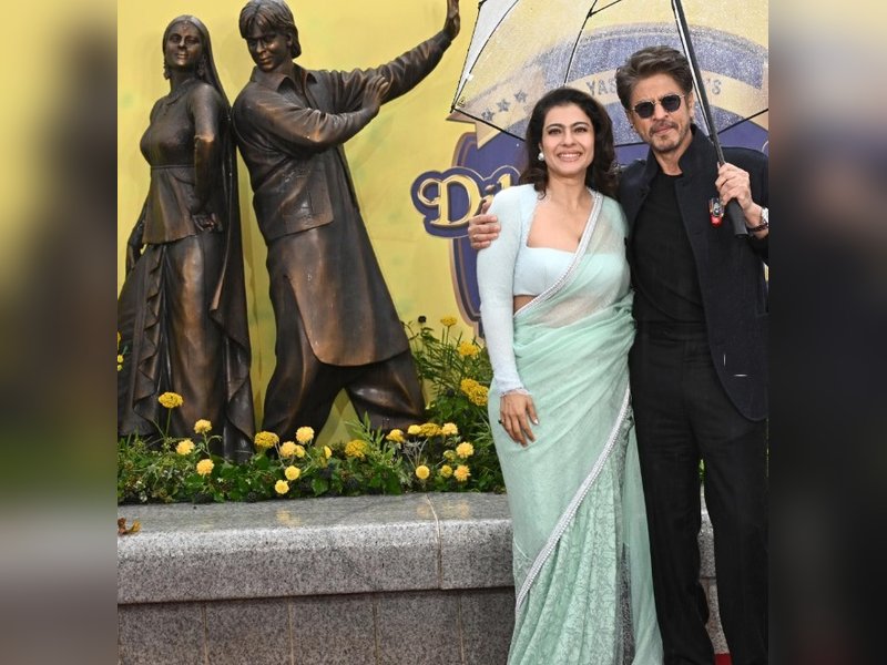 लंदन के ‘सीन्स इन द स्क्वायर’ में शाहरुख-काजोल का स्टैच्यू, 'सिमरन' संग पोज देते दिखे 'राज'
