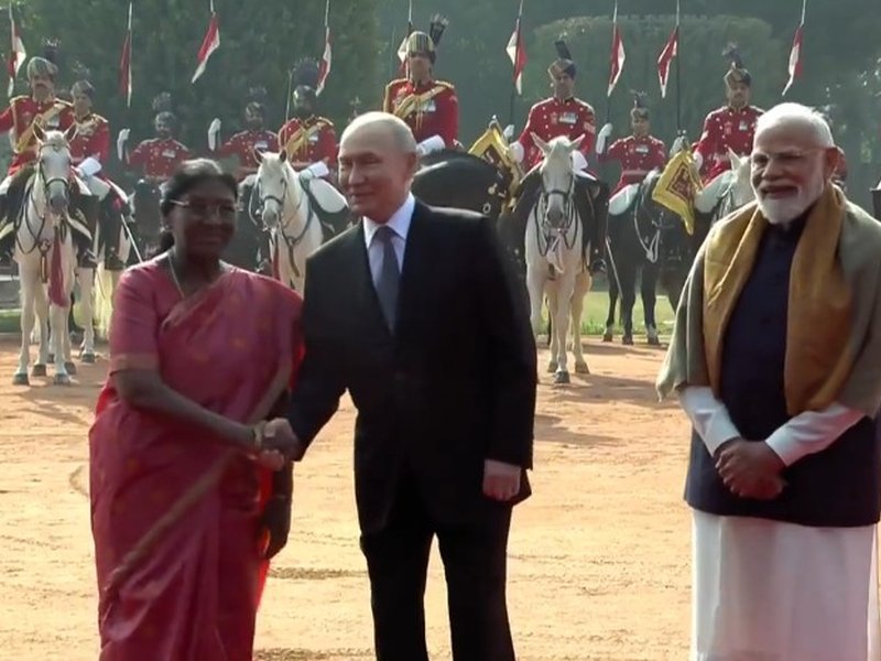  राष्ट्रपति भवन पहुंचे रूसी प्रेसिडेंट पुतिन, गार्ड ऑफ ऑनर से किया गया सम्मानित