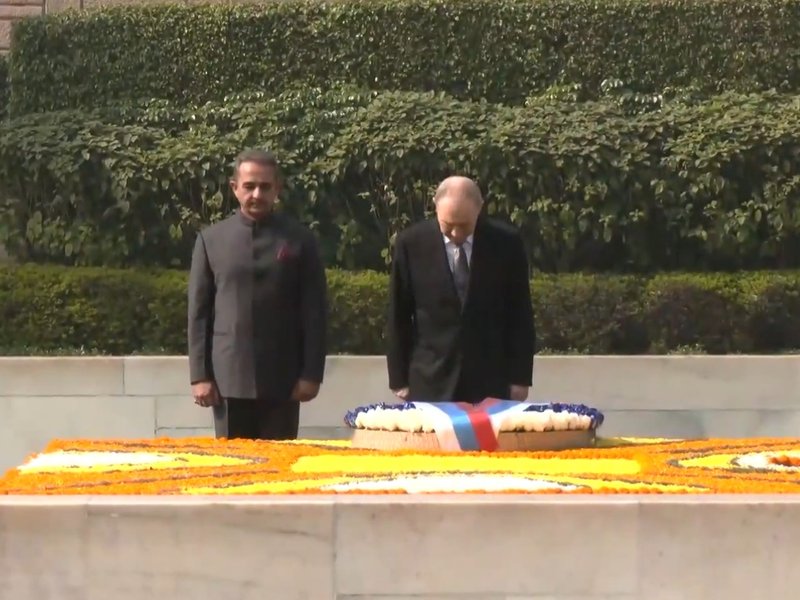 Russian President Vladimir Putin pays tribute to Mahatma Gandhi at Rajghat  
