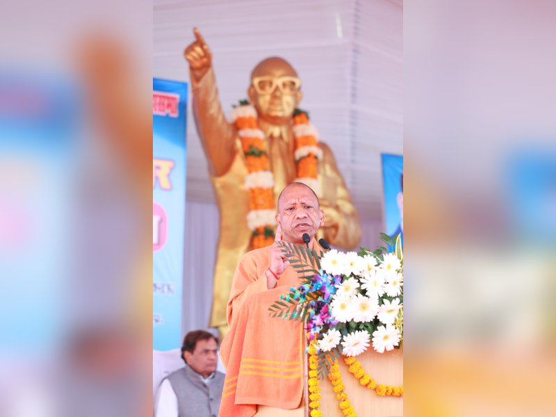 बाबा साहेब की मूर्ति के किनारे बनाए जाएंगे बाउंड्रीवाल व लगाए जाएंगे छत्र : सीएम योगी 
