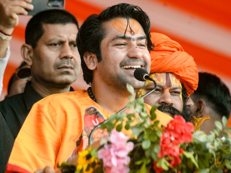 Ayodhya saints support Dhirendra Shastri on ‘No Sharma, no Verma’ remark 