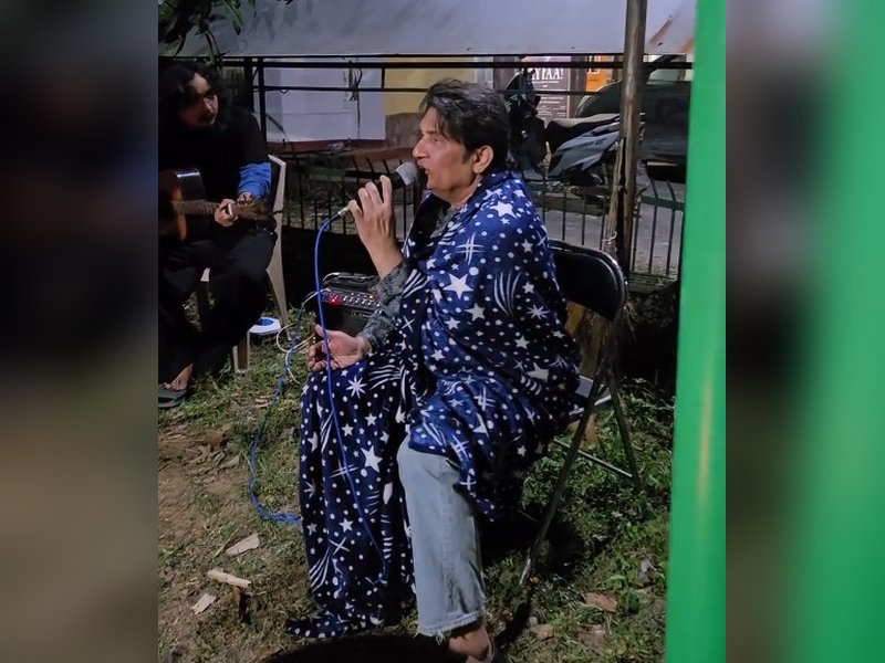 Shekhar Suman leaves anyone stunned with his beautiful rendition of Kishore Kumar's 'Zindagi Ka Safar'