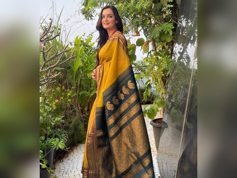 शबाना आजमी ने भेंट की दीया मिर्जा को साड़ी, एक्ट्रेस बोलीं - 'जिंदगी भर सहेज कर रखूंगी' 