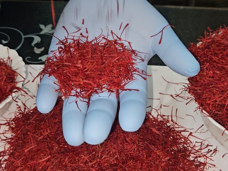 पीएम मोदी ने पुतिन को भेंट की कश्मीरी केसर, लोग बोले-बढ़ाई जम्मू-कश्मीर के किसानों की उम्मीदें