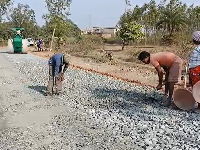 पश्चिम मेदिनीपुर में पीएमजीएसवाई के तहत शुरू हुआ सड़क निर्माण