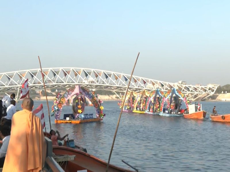 अहमदाबाद में बीएपीएस प्रमुख वरणी अमृत महोत्सव का भव्य आयोजन, देश-विदेश से उमड़े भक्त