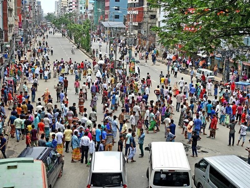 Bangladesh: Mobile phone traders and students hold protest in Dhaka 