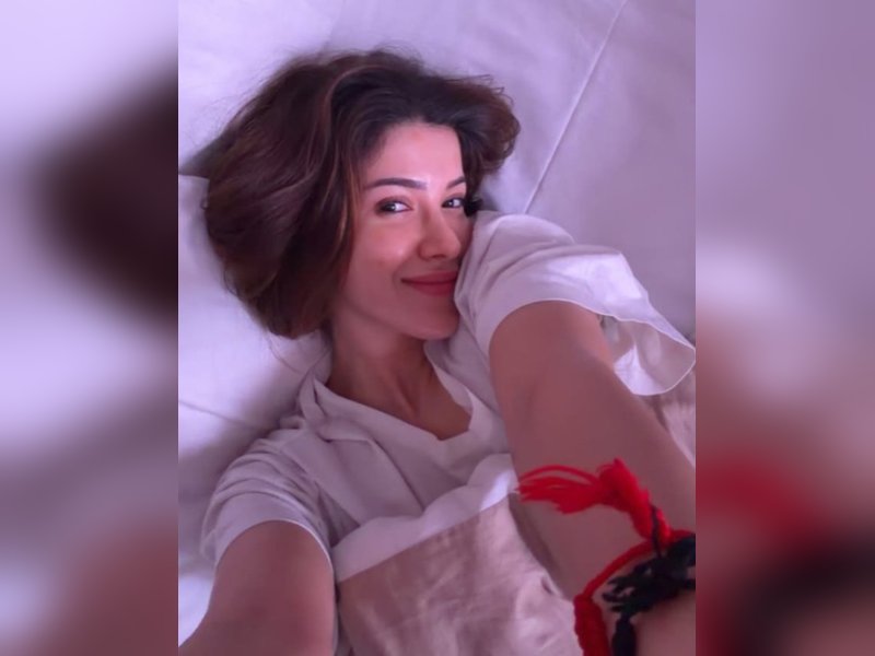 Shanaya Kapoor shows off her cheek pimple in a cute close-up