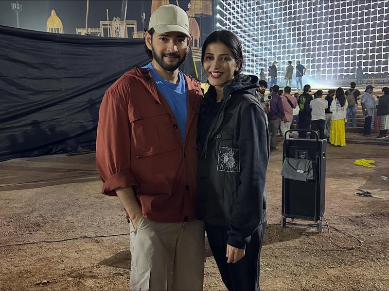 Shruti Haasan with Mahesh Babu at the title launch event of 'Varanasi' (Photo Credit: Shruti Haasan/Instagram)