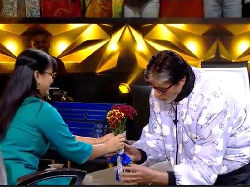 KBC: Amitabh Bachchan gives flowers to contestant Sheetal, leaves her blushing