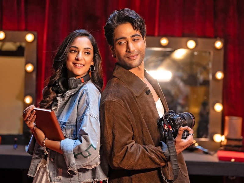 Arijit Singh returns to romance with his soulful new track ‘Fitratein’