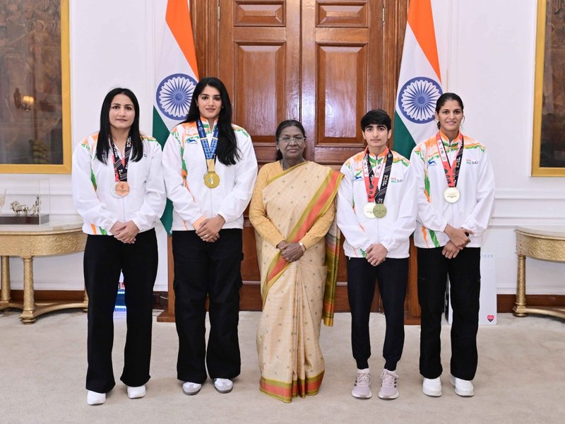 World Boxing Championships’ medal-winning women boxers felicitated by President Droupadi Murmu. Photo credit: President of India/X
