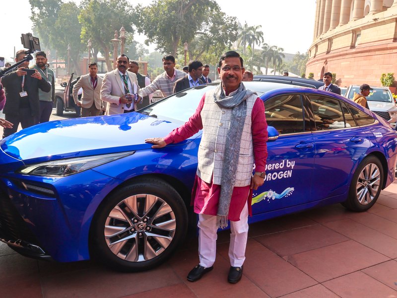 सरकार तेजी से बना रही ग्रीन हाइड्रोजन इकोसिस्टम, एनआईएसई ने टोयोटा के साथ किया एमओयू : प्रल्हाद जोशी