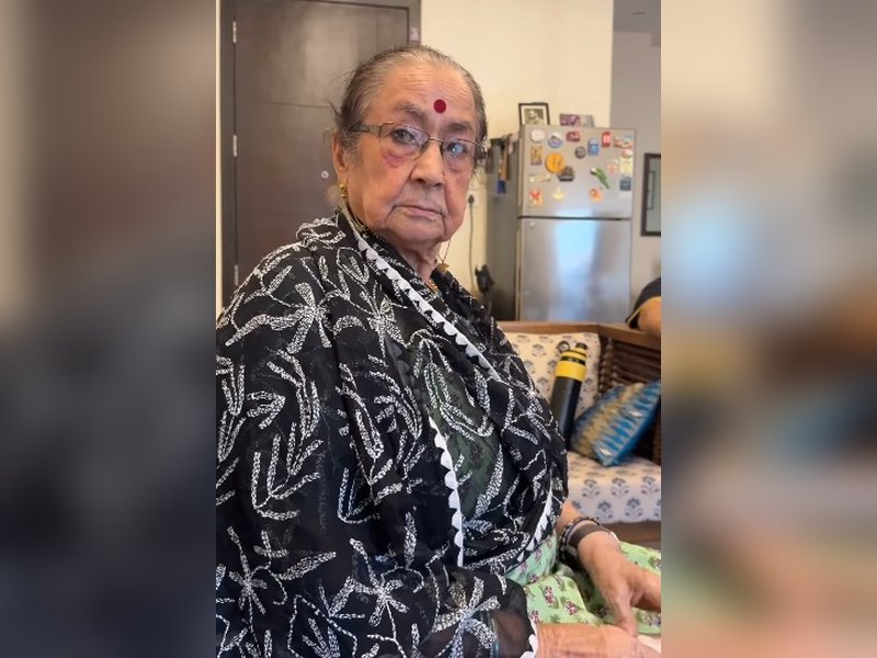 Anupam Kher reveals why mother Dulari was upset and scolded him