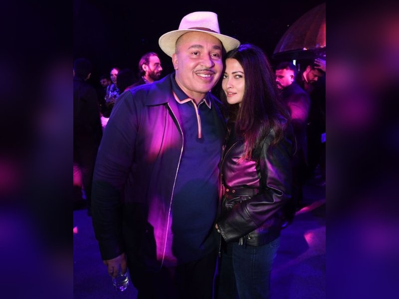 Riyaa Senn poses with ‘Mambo No. 5’ hitmaker Lou Bega