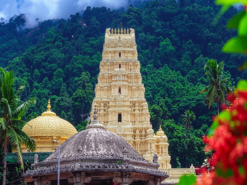 श्री वराह लक्ष्मी नरसिम्हा स्वामी मंदिर: दो स्वरूपों में विराजमान हैं भगवान विष्णु, जानें क्यों साल भर लगा रहता है चंदन का लेप?