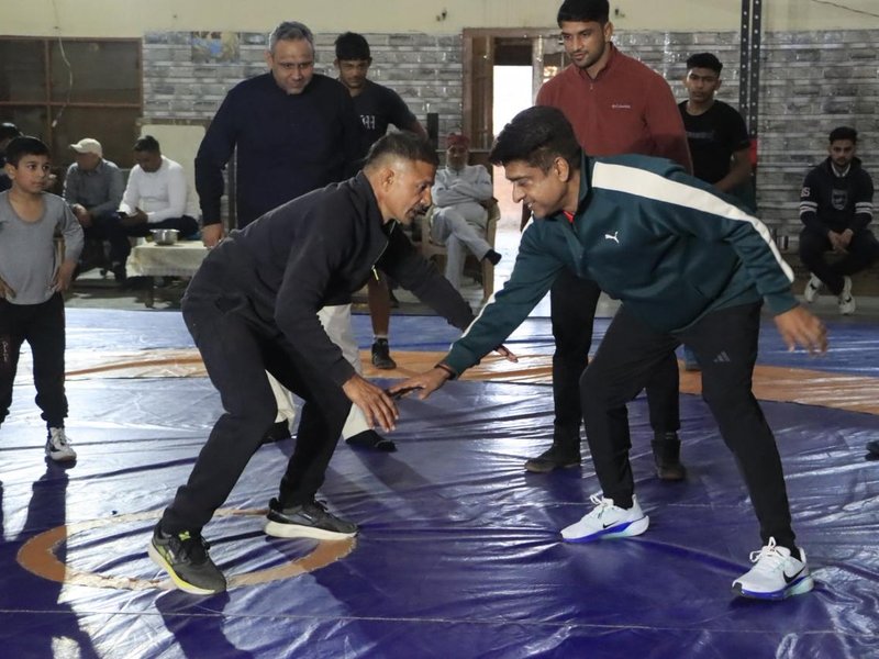 झज्जर: वीरेंद्र अखाड़ा पहुंचे कुलजीत सिंह चहल, युवा पहलवानों से बातचीत
