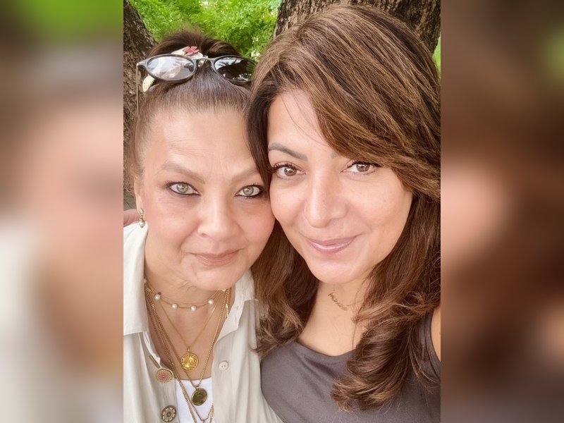 ‘Jumma Chumma’ fame Kimi Katkar makes a rare appearance, Divya Seth shares pics