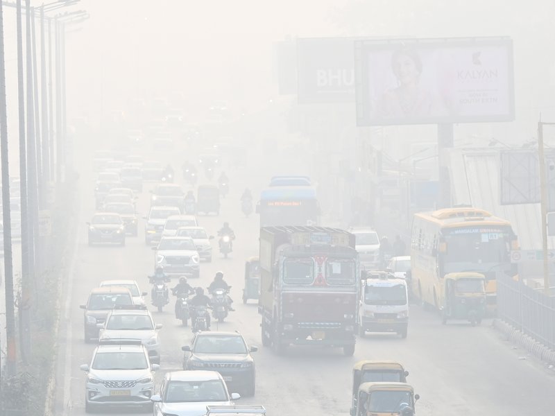 Thick layer of smog blankets Delhi-NCR, air quality stays in 'severe' zone