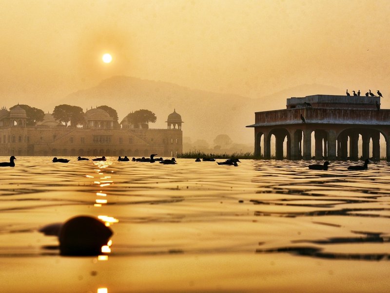 रविवार के दिन गुड़ और तांबे का दान क्यों है विशेष? जानें कैसे करें व्रत