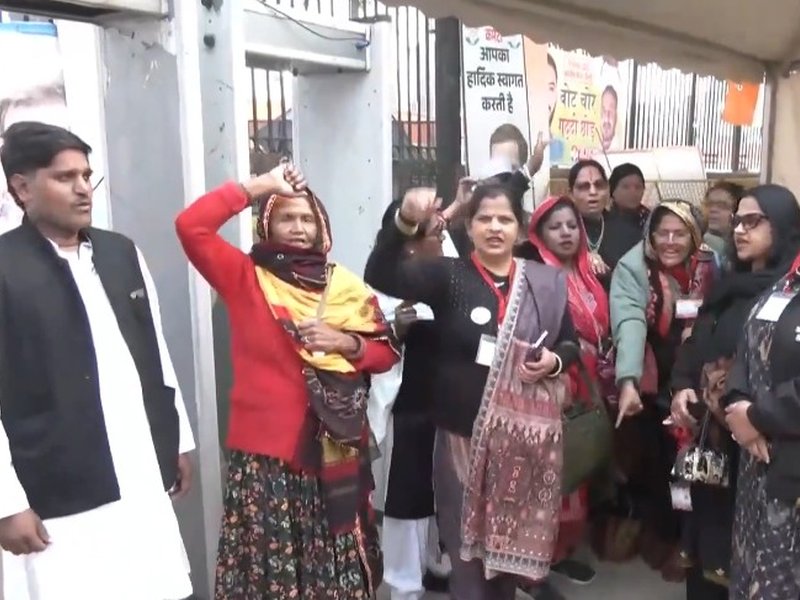 Congress workers raise derogatory slogans against PM Modi during 'vote chori' protest